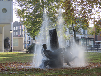 851331 Gezicht op de beeldengroep 'Het feest der Muzen', met spuitende fontein, gemaakt door de Utrechtse beeldhouwer ...